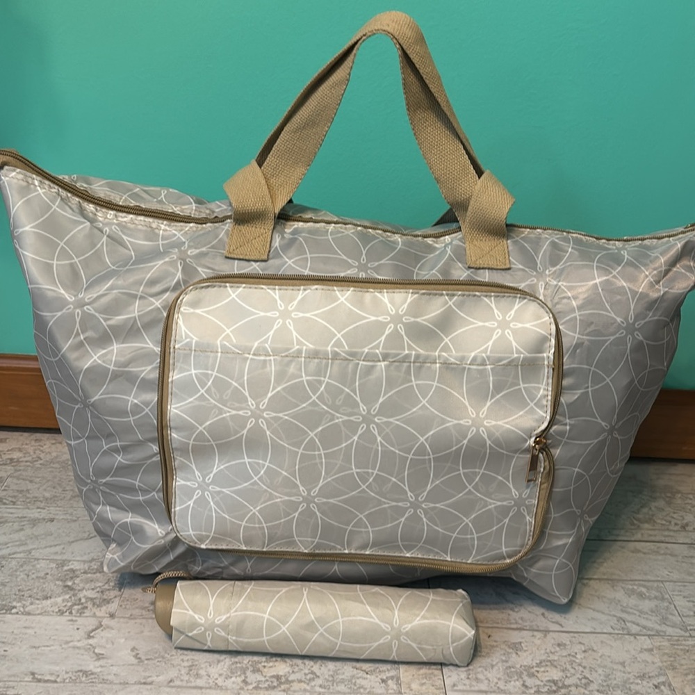 DSW brand Tote & Umbrella Set